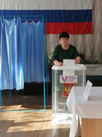 Глава Новопокровского сельского поселения Алла Александровна Кривобокова утром, 15 марта, посетила избирательный участок и отдала свой голос за кандидата на пост главы Российской Федерации. Глава Новопокровского сельского поселения Алла Александровна Кривобокова утром, 15 марта, посетила избирательный участок и отдала свой голос за кандидата на пост главы Российской Федерации.